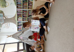 Pani Gabrysia pokazuje dzieciom obrazek w książce